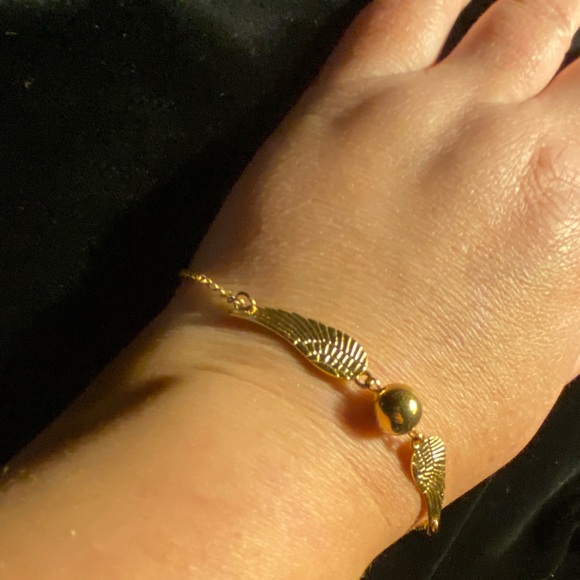 Harry Potter Golden Snitch Bracelet - Picture 2 of 4